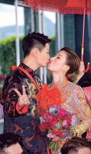 羅仲謙與楊怡應要求咀不停曬恩愛。(攝影:鍾偉茵、劉永銳)楊怡滿身金器,金光閃閃。(微博圖片)何君誠(左起)、馬國明、吳卓羲、單立文及王浩信擔任兄弟團成員,幫羅仲謙過五關斬六將。(攝影:鍾偉茵、劉永銳) 羅仲謙與楊怡應要求咀不停曬恩愛。(攝影:鍾偉茵、劉永銳)楊怡滿身金器,金光閃閃。(微博圖片)何君誠(左起)、馬國明、吳卓羲、單立文及王浩信擔任兄弟團成員,幫羅仲謙過五關斬六將。(攝影:鍾偉茵、劉永銳)