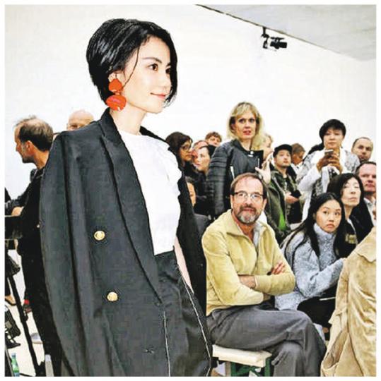 王菲剛進時裝騷會場,就成為大家的焦點。(微博圖片)穿上Valentino 2017年新裝的范冰冰,變成迷人Pink Lady。(微博圖片)剛獲得西班牙影后的范冰冰又趕到巴黎時裝周,真的是大忙人。(微博圖片) 王菲剛進時裝騷會場,就成為大家的焦點。(微博圖片)穿上Valentino 2017年新裝的范冰冰,變成迷人Pink Lady。(微博圖片)剛獲得西班牙影后的范冰冰又趕到巴黎時裝周,真的是大忙人。(微博圖片)