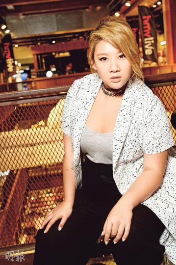 欣宜透露這兩年受到傷痛,今次演唱會正正有機會讓她剖白心中所痛。(攝影﹕黃梓烜)欣宜表示一直以來都是靠自己,深信如果媽媽在生,更加想見到她靠自己得到所有東西。(攝影﹕黃梓烜) 欣宜透露這兩年受到傷痛,今次演唱會正正有機會讓她剖白心中所痛。(攝影﹕黃梓烜)欣宜表示一直以來都是靠自己,深信如果媽媽在生,更加想見到她靠自己得到所有東西。(攝影﹕黃梓烜)