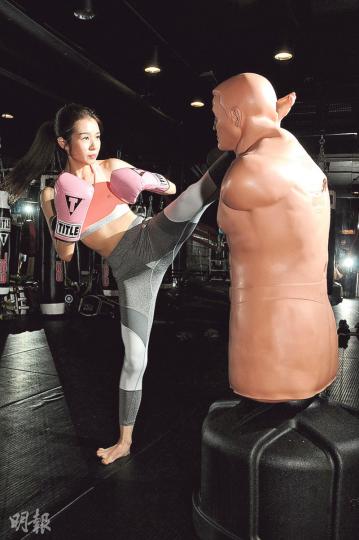 麥明詩出拳狠、踢腳準,打拳有板有眼。(攝影﹕孫華中)麥明詩每次遇到危機時,都會花心機將自己的想法透過文字表達出來,嘗試給大家看到更真實的自己。(攝影﹕孫華中) 麥明詩出拳狠、踢腳準,打拳有板有眼。(攝影﹕孫華中)麥明詩每次遇到危機時,都會花心機將自己的想法透過文字表達出來,嘗試給大家看到更真實的自己。(攝影﹕孫華中)