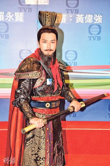 蕭正楠的古裝鬍鬚將軍造型,其女友黃翠如起初竟以為是羅樂林(下圖),大家又覺得似不似?(攝影﹕梁迺楠)曹永廉為此劇努力減掉十幾磅。(攝影﹕梁迺楠)田蕊妮以孖辮造型示人甚有新鮮感。(攝影﹕梁迺楠) 蕭正楠的古裝鬍鬚將軍造型,其女友黃翠如起初竟以為是羅樂林(下圖),大家又覺得似不似?(攝影﹕梁迺楠)曹永廉為此劇努力減掉十幾磅。(攝影﹕梁迺楠)田蕊妮以孖辮造型示人甚有新鮮感。(攝影﹕梁迺楠)