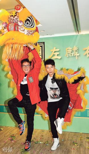 阿倫(左)與克勤(右)合體醒獅,賀「左麟右李粥麵小菜專門店」喬遷之喜。(攝影:鍾偉茵)阿倫(左)與克勤(右)賣花讚花香,大讚食物好味道。(攝影:鍾偉茵)阿倫與母親大擺V字手勢拍照,兩母子很合拍。(攝影:鍾偉茵) 阿倫(左)與克勤(右)合體醒獅,賀「左麟右李粥麵小菜專門店」喬遷之喜。(攝影:鍾偉茵)阿倫(左)與克勤(右)賣花讚花香,大讚食物好味道。(攝影:鍾偉茵)阿倫與母親大擺V字手勢拍照,兩母子很合拍。(攝影:鍾偉茵)