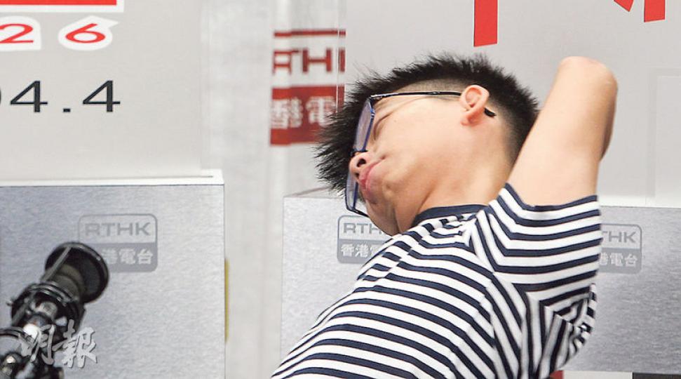 香港眾志秘書長黃之鋒（圖）昨早出席兩個電台節目詳述被泰國當局拘留一事。黃之鋒返港後曾在facebook表示感到疲累，他昨在港台節目上稍伸懶腰休息。（曾憲宗攝）
