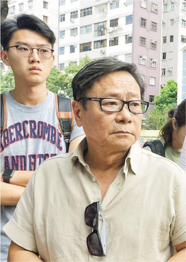 到庭聽審的前立法會議員黃毓民（前）在庭外斥裁決荒謬，擔心香港會出現更多年輕政治犯。（鄧宗弘攝）