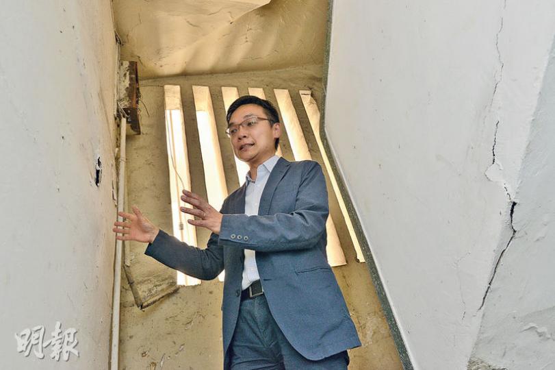 市建局為九龍城春田街/崇志街項目推出「一次性特別維修方案」，高級經理（樓宇維修）李偉峰指出，首個受惠個案是圖中的鶴園街2至4號唐樓，內裏的公眾地方經勘察後，發現樓梯批盪剝落，稍後將作修補，另外兩宗申請涉及私人單位及地舖。（黃志東攝）