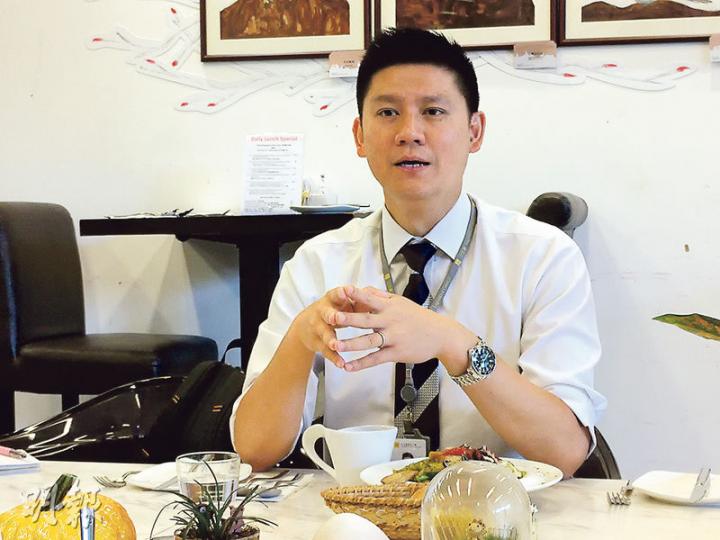 公民黨議員譚文豪因為向立法會申報有5個本港、內地或海外物業，被記者笑指「泛民樓王」，佢話啲物業係自住、低價買入或者係同親友合資嘅。（梁智康攝）