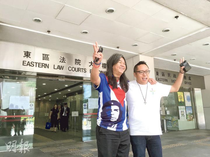 立法會議員梁國雄（左）及人民力量成員「快必」譚得志涉妨礙辯論比賽案，昨在東區法院續審，控方投訴譚在庭上提及「睇AV」，認為其說話「不堪入耳」。（梁嘉怡攝）大律師公會前主席石永泰去年擔任辯論賽評判，他表示當時已預料有人會向林鄭月娥示威，但當日示威者「過咗少少界」。（李紹昌攝）