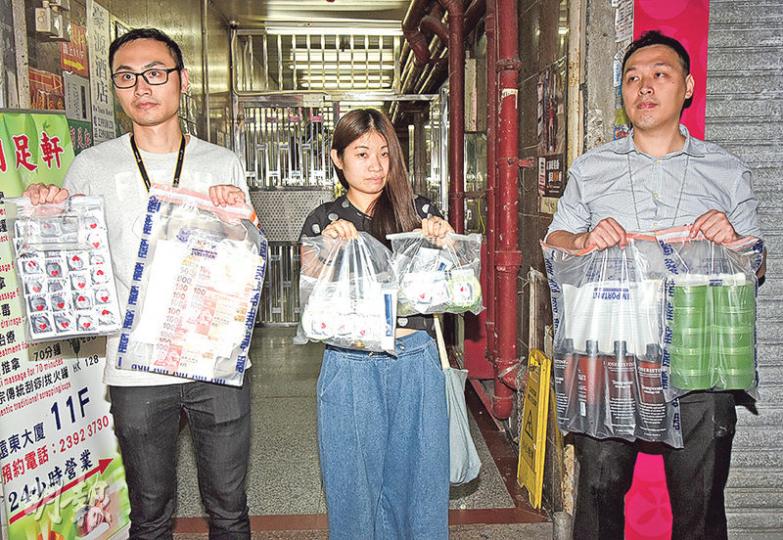 警方在旺角搗破涉色情活動的男同志按摩店，並檢走一批證物，包括安全套、潤滑劑及現金等。（蔡方山攝）