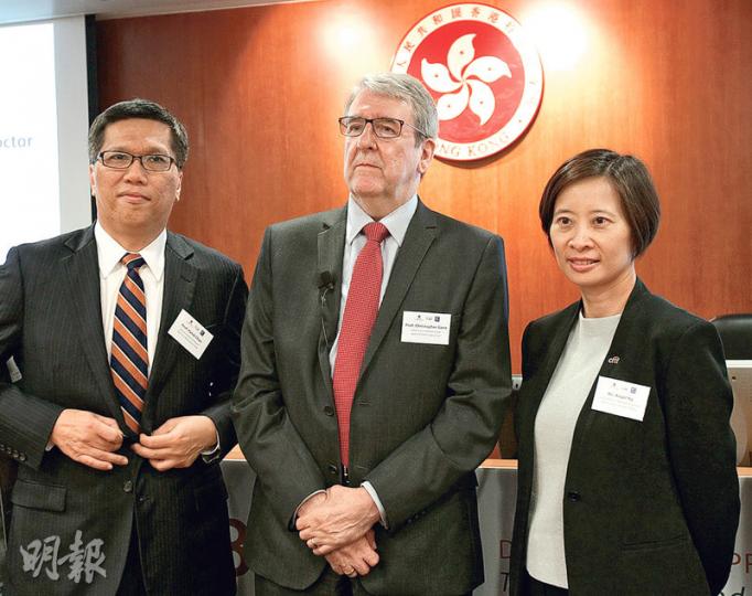 中大法律學院院長Christopher Gane（中）說，法律博士（JD）學生有約三成為BBA畢業生，認為將兩課程整合可為學生提供更多發展機會。中大BBA畢業生、花旗銀行香港區總經理伍燕儀（右）亦說，商業環境愈來愈複雜，業界需熟悉法律的商業人才，以維持高道德水平及確保公司的形象。圖左為中大商學院院長陳家樂。（李紹昌攝）