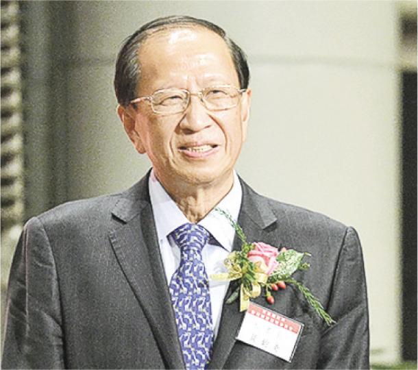 體育界昨晚舉行慶祝國慶聯歡晚會，足總副主席貝鈞奇表示，打假波是不道德行為，事件對球圈而言是「負面消息」。（鄧宗弘攝）飛馬足球隊昨晨在青衣東北公園訓練，涉案的3名現役飛馬球員及1名職員都沒有現身，總領隊文彼得（右二）稱他們日前以私人理由請假。惟當廉署在下午發稿證實已拘捕6人後，飛馬宣布會暫停涉事職球員所有職務。（卓志恒攝）