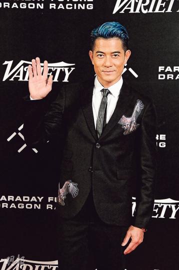 郭富城染了一頭藍髮亮相,被問會否與女友方媛秘婚?他風騷說﹕「唔知呢!」(攝影﹕鍾偉茵)郭富城是愛車之人,與跑車合照大擺甫士。(攝影﹕鍾偉茵)楊千嬅為拍新戲積極減肥,身形弗了不少,但仍嫌未夠。(攝影﹕鍾偉茵)高聖遠與老婆周迅經常分隔兩地,靠電話維繫感情。(攝影﹕鍾偉茵)JW穿著大露背性感晚裝亮相,承認與富二代男友了解中。(攝影﹕鍾偉茵)許廷鏗(左)與吳業坤(右)同穿格仔套裝亮相撞衫,尷尬跟樂易玲(中)合照。(攝影﹕鍾偉茵) 郭富城染了一頭藍髮亮相,被問會否與女友方媛秘婚?他風騷說﹕「唔知呢!」(攝影﹕鍾偉茵)郭富城是愛車之人,與跑車合照大擺甫士。(攝影﹕鍾偉茵)楊千嬅為拍新戲積極減肥,身形弗了不少,但仍嫌未夠。(攝影﹕鍾偉茵)高聖遠與老婆周迅經常分隔兩地,靠電話維繫感情。(攝影﹕鍾偉茵)JW穿著大露背性感晚裝亮相,承認與富二代男友了解中。(攝影﹕鍾偉茵)許廷鏗(左)與吳業坤(右)同穿格仔套裝亮相撞衫,尷尬跟樂易玲(中)合照。(攝影﹕鍾偉茵)