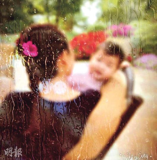 章子怡發夢女兒醒醒被燙傷,令她憂心不已。(微博圖片) 章子怡發夢女兒醒醒被燙傷,令她憂心不已。(微博圖片)