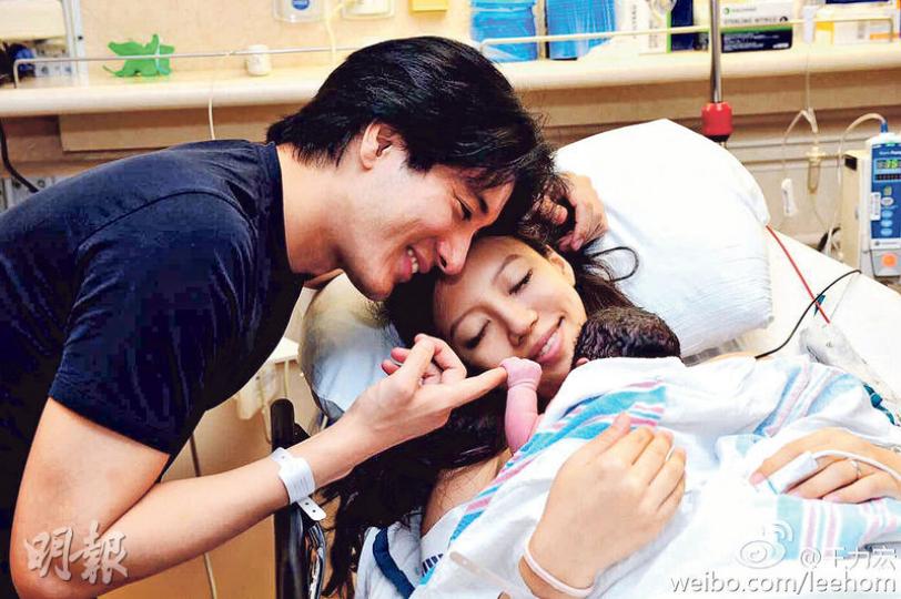 王力宏貼着太太李靚蕾的額頭,牽着剛出世女兒王嘉娜的小手,幸福滿瀉。(微博圖片) 王力宏貼着太太李靚蕾的額頭,牽着剛出世女兒王嘉娜的小手,幸福滿瀉。(微博圖片)