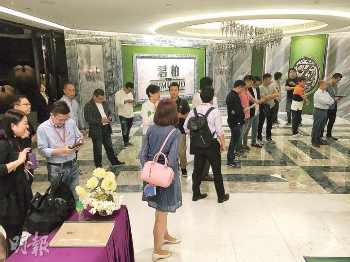推出12年先住後付計劃的君柏，昨日成功售出34個單位，發展商即晚加推31伙，並削減約2%至4%優惠。（林尚民攝）南豐筲箕灣香島昨開售148伙，並售出約27個單位，佔可售單位約18%。（鍾林枝攝）