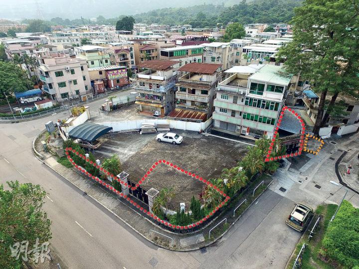 身兼屯門青磚圍村原居民代表的屯門區議員陶錫源，其持有的青磚圍村屋（綠色頂），涉嫌霸佔兩幅已圍封作花園及泊車用途的政府土地（紅框示），面積合共約140平方米（即約1500平方呎），現正申請短期租約。圍牆外搭建的臨時有蓋停車位（橙框示）亦涉嫌佔用官地，但記者上周三（5日）到訪時發現已被清除。（蘇智鑫攝）