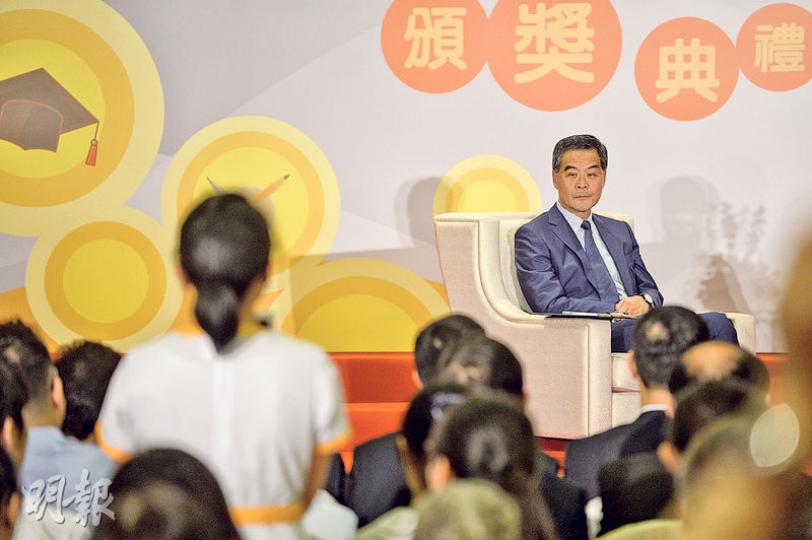 特首梁振英昨出席「新界區傑出學生選舉」頒獎典禮，與學生交流，有學生提問近期橫洲、傑志足球訓練中心等爭議議題。 （鍾林枝攝）