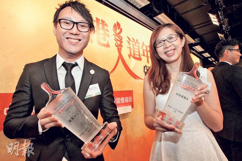 香港人道年獎得獎者之一、任職伊利沙伯醫院急症室醫生的鄺詠茵（右）表示，縱使非洲的人民每天面對戰亂與傷亡，他們仍樂觀面對生活，這啓發她懂得知足，坦然面對困難。另一得獎者、護士鮑雋宇（左）曾到南蘇丹、尼泊爾等地進行人道救援。（李紹昌攝）