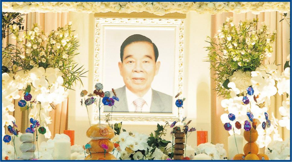 新世界發展名譽主席鄭裕彤昨日設靈,今日出殯,靈堂佈置雅潔,極盡生榮死哀。(攝影:孫華中、黃梓烜)彤叔長子鄭家純(左)及長孫鄭志剛(右)昨午一身素服抵達靈堂打點。(攝影:孫華中、黃梓烜)彤叔二仔鄭家成與家人一起到靈堂。(攝影:孫華中、黃梓烜)劉鑾雄不理自己身體有毛病,在甘比攙扶下到靈堂向彤叔作最後的道別。(攝影:孫華中、黃梓烜)大劉在靈堂逗留半小時便離去,在眾人攙扶下腳步蹣跚慢慢行。(攝影:孫華中、黃梓烜)李嘉欣昨日陪同老爺許世勳到靈堂致祭,老公許晉亨亦緊隨後面相伴。(攝影:孫華中、黃梓烜)劉鳴煒 新世界發展名譽主席鄭裕彤昨日設靈,今日出殯,靈堂佈置雅潔,極盡生榮死哀。(攝影:孫華中、黃梓烜)彤叔長子鄭家純(左)及長孫鄭志剛(右)昨午一身素服抵達靈堂打點。(攝影:孫華中、黃梓烜)彤叔二仔鄭家成與家人一起到靈堂。(攝影:孫華中、黃梓烜)劉鑾雄不理自己身體有毛病,在甘比攙扶下到靈堂向彤叔作最後的道別。(攝影:孫華中、黃梓烜)大劉在靈堂逗留半小時便離去,在眾人攙扶下腳步蹣跚慢慢行。(攝影:孫華中、黃梓烜)李嘉欣昨日陪同老爺許世勳到靈堂致祭,老公許晉亨亦緊隨後面相伴。(攝影:孫華中、黃梓烜)劉鳴煒