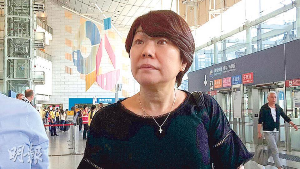 董太昨早到香港站始知發生事故,慶幸和女兒乘搭昨午約5時航班前往菲律賓,只略受影響,她認為港鐵應及時發放有關消息。(鍾炳然攝)經常從美國來港工作的何先生建議,航空公司與港鐵加強合作及溝通,遇事故即通知受影響航班的乘客。(鍾炳然攝) 董太昨早到香港站始知發生事故,慶幸和女兒乘搭昨午約5時航班前往菲律賓,只略受影響,她認為港鐵應及時發放有關消息。(鍾炳然攝)經常從美國來港工作的何先生建議,航空公司與港鐵加強合作及溝通,遇事故即通知受影響航班的乘客。(鍾炳然攝)