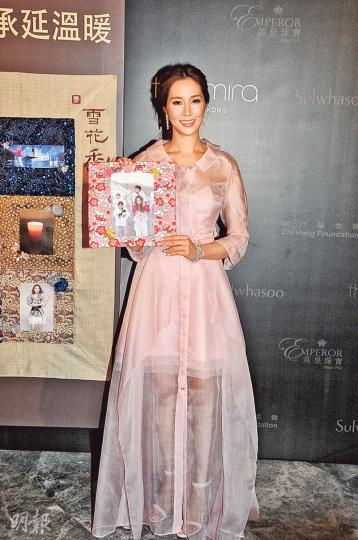 徐子淇昨晚穿上粉紅色晚裝,佩戴100卡、總值1700萬港元的鑽飾出席慈善籌款晚宴。(攝影﹕鍾偉茵)徐子淇與丈夫李家誠於12月結婚10周年,到時會出埠慶祝。(攝影﹕鍾偉茵) 徐子淇昨晚穿上粉紅色晚裝,佩戴100卡、總值1700萬港元的鑽飾出席慈善籌款晚宴。(攝影﹕鍾偉茵)徐子淇與丈夫李家誠於12月結婚10周年,到時會出埠慶祝。(攝影﹕鍾偉茵)