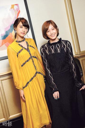 山本美月(左)在戲中假扮腳受傷,要一拐一拐走路,對她來說難度甚高。模特兒出身的本田翼(右),對時裝十分有興趣,她自言最喜歡不同類型的飾物。(攝影:鍾偉茵) 山本美月(左)在戲中假扮腳受傷,要一拐一拐走路,對她來說難度甚高。模特兒出身的本田翼(右),對時裝十分有興趣,她自言最喜歡不同類型的飾物。(攝影:鍾偉茵)