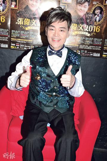 63歲的張偉文昨日開騷前接受訪問,消瘦不少的他下半身麻痹乏力,需依靠輪椅代步。(攝影﹕梁迺楠)張偉文不能站立,要由工作人員手推椅子移動。(攝影﹕梁迺楠)張偉文全程坐在椅子上獻唱,獲觀眾熱情歡呼拍掌,以示支持。(攝影﹕梁迺楠) 63歲的張偉文昨日開騷前接受訪問,消瘦不少的他下半身麻痹乏力,需依靠輪椅代步。(攝影﹕梁迺楠)張偉文不能站立,要由工作人員手推椅子移動。(攝影﹕梁迺楠)張偉文全程坐在椅子上獻唱,獲觀眾熱情歡呼拍掌,以示支持。(攝影﹕梁迺楠)