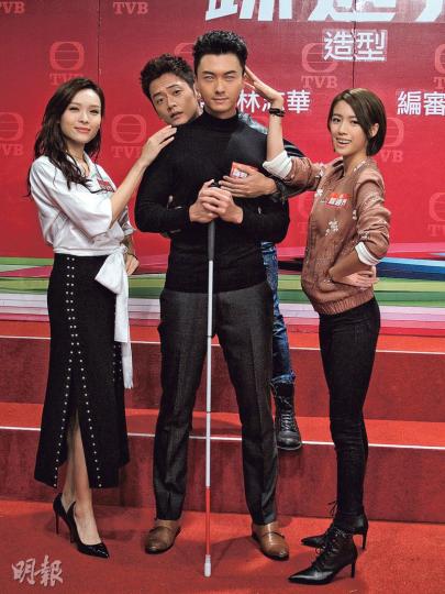 王浩信跟李佳芯、蔡思貝合照時,被張振朗從後伸出「擒拿手」摸胸。(攝影鎅O者:鍾一虹)張振朗(左)與王浩信(右)作狀惜惜。(攝影鎅O者:鍾一虹)陳庭欣(左)笑言其中性造型,有參考過翟威廉(右)。(攝影鎅O者:鍾一虹) 王浩信跟李佳芯、蔡思貝合照時,被張振朗從後伸出「擒拿手」摸胸。(攝影鎅O者:鍾一虹)張振朗(左)與王浩信(右)作狀惜惜。(攝影鎅O者:鍾一虹)陳庭欣(左)笑言其中性造型,有參考過翟威廉(右)。(攝影鎅O者:鍾一虹)