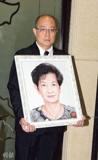 修哥長子胡永康捧着母親遺照準備登上靈車。(攝影:黃梓烜)修哥冒雨送老伴最後一程。(攝影:黃梓烜)修哥(中)心情沉重,兩個契女斑斑(左)與方國珊(右)陪伴在側。(攝影:黃梓烜)修嫂的靈柩於昨早10時20分移至靈車。(攝影:黃梓烜)曾江昨晨與太太焦姣到殯儀館弔唁。(攝影:黃梓烜)謝賢前晚已到靈堂致祭。(攝影:黃梓烜)吳君麗送別修嫂。(攝影:黃梓烜)周啟生表示會多陪契爺修哥傾偈。(攝影:黃梓烜) 修哥長子胡永康捧着母親遺照準備登上靈車。(攝影:黃梓烜)修哥冒雨送老伴最後一程。(攝影:黃梓烜)修哥(中)心情沉重,兩個契女斑斑(左)與方國珊(右)陪伴在側。(攝影:黃梓烜)修嫂的靈柩於昨早10時20分移至靈車。(攝影:黃梓烜)曾江昨晨與太太焦姣到殯儀館弔唁。(攝影:黃梓烜)謝賢前晚已到靈堂致祭。(攝影:黃梓烜)吳君麗送別修嫂。(攝影:黃梓烜)周啟生表示會多陪契爺修哥傾偈。(攝影:黃梓烜)