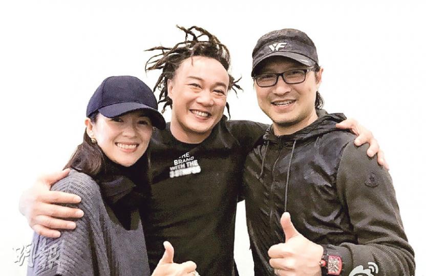 章子怡與老公汪峰前晚到鳥巢為陳奕迅打氣,3人在後台開心合照。(微博圖片) 章子怡與老公汪峰前晚到鳥巢為陳奕迅打氣,3人在後台開心合照。(微博圖片)