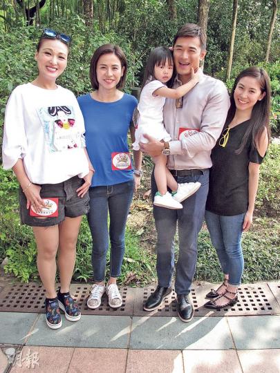 (左起)李蕙敏、宣萱、黃長興與妻女昨日出席慈善活動。(攝影鎅O者:鍾一虹) (左起)李蕙敏、宣萱、黃長興與妻女昨日出席慈善活動。(攝影鎅O者:鍾一虹)
