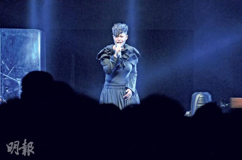 林二汶舉行一連兩場個人演唱會。(攝影鎅O者:梁榮達)林二汶在台上向健身教練Wallace示愛,說要嫁給對方;及後Walllace更上台送抱。(攝影鎅O者:梁榮達)林二汶前晚開騷頭頭碰着黑。(攝影鎅O者:梁榮達) 林二汶舉行一連兩場個人演唱會。(攝影鎅O者:梁榮達)林二汶在台上向健身教練Wallace示愛,說要嫁給對方;及後Walllace更上台送抱。(攝影鎅O者:梁榮達)林二汶前晚開騷頭頭碰着黑。(攝影鎅O者:梁榮達)
