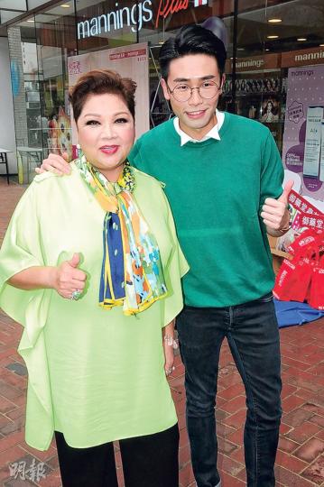 肥媽(左)表示契仔陸浩明(右)日後結婚,會打金豬牌及龍鳳鐲送給契新抱。(攝影/記者:林祖傑) 肥媽(左)表示契仔陸浩明(右)日後結婚,會打金豬牌及龍鳳鐲送給契新抱。(攝影/記者:林祖傑)