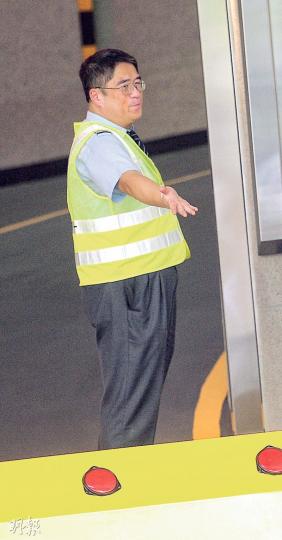 李中寧淡出娛樂圈逾20年,體型較昔日胖了不少,在北角某商廈任職保安。(攝影﹕劉永銳)李中寧趁食飯時間出來唞一唞,看看電話。(攝影﹕劉永銳)李中寧剛食完飯抹抹嘴,他習慣平淡生活,對娛樂圈工作沒有興趣。(攝影﹕劉永銳)葉童與同父異母的哥哥李中寧關係疏離,她尊重對方回流香港的決定。(攝影﹕劉永銳) 李中寧淡出娛樂圈逾20年,體型較昔日胖了不少,在北角某商廈任職保安。(攝影﹕劉永銳)李中寧趁食飯時間出來唞一唞,看看電話。(攝影﹕劉永銳)李中寧剛食完飯抹抹嘴,他習慣平淡生活,對娛樂圈工作沒有興趣。(攝影﹕劉永銳)葉童與同父異母的哥哥李中寧關係疏離,她尊重對方回流香港的決定。(攝影﹕劉永銳)