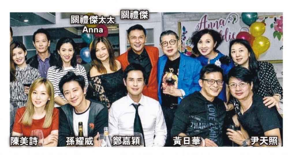關禮傑與太太Anna結婚26周年前晚設宴慶祝,鄭嘉穎、黃日華、孫耀威與女友陳美詩等到賀。(微博圖片) 關禮傑與太太Anna結婚26周年前晚設宴慶祝,鄭嘉穎、黃日華、孫耀威與女友陳美詩等到賀。(微博圖片)