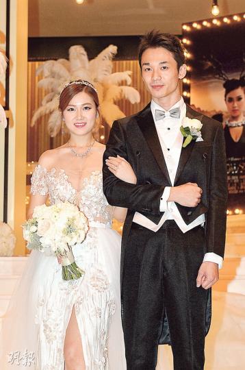 白雲穿上超低胸婚紗騷強勁事業線,江俊霖接受老婆健康性感。(攝影﹕黃梓烜)白雲與老公江俊霖深情一吻閃。(攝影﹕黃梓烜) 白雲穿上超低胸婚紗騷強勁事業線,江俊霖接受老婆健康性感。(攝影﹕黃梓烜)白雲與老公江俊霖深情一吻閃。(攝影﹕黃梓烜)