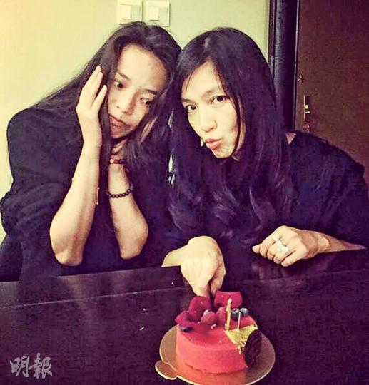 舒淇為好姊妹林熙蕾43歲生日炮製驚喜,捧着蛋糕到林熙蕾屋企祝壽。(微博圖片) 林熙蕾老公楊晨送上兩個小蛋糕,笑指一個叫「老婆」、一個叫「心肝」。(微博圖片) 舒淇為好姊妹林熙蕾43歲生日炮製驚喜,捧着蛋糕到林熙蕾屋企祝壽。(微博圖片) 林熙蕾老公楊晨送上兩個小蛋糕,笑指一個叫「老婆」、一個叫「心肝」。(微博圖片)