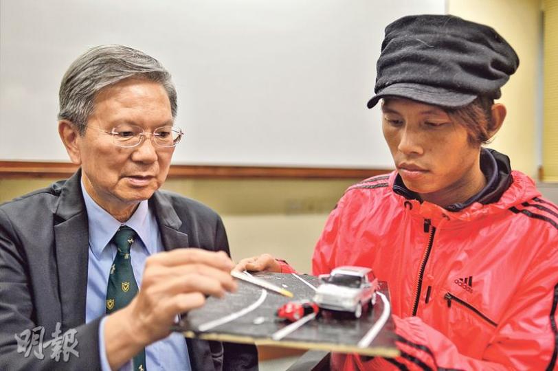 已退休的盧覺強（左）過去22年曾為不同交通意外的被告擔任專家證人逾75次，當中包括莊先生（右）。莊去年中在荃錦公路遇交通意外，其駕駛的電單車失事後撞向對線的私家車，事後被控危險駕駛，他經盧覺強義助下證明事發時沒有超速，最終脫罪。（鄧宗弘攝）