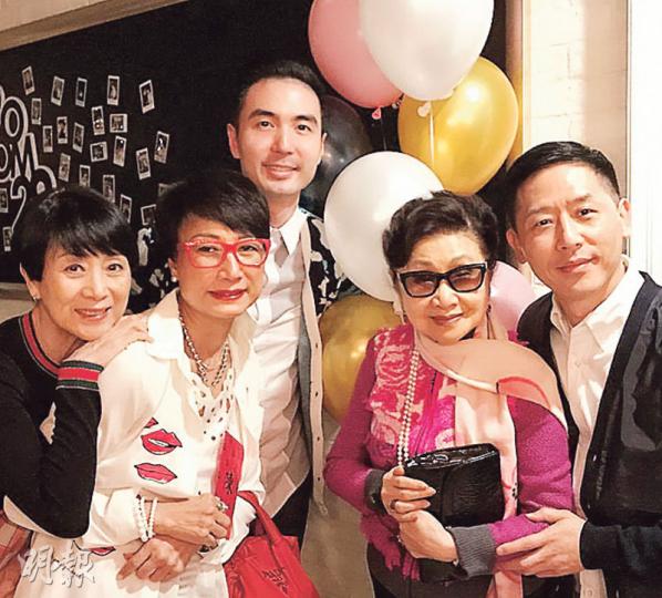 唐鶴德(右一)、仙姐(右二)、陳家豪(中)及陳寶珠(左一)一起為嚴珍納(左二)賀壽。(微博圖片)已故影星鄧光榮太太嚴珍納(中)有兩個愛女鄧業炘(左)及鄧業煒(右)孝順感開心。(微博圖片) 唐鶴德(右一)、仙姐(右二)、陳家豪(中)及陳寶珠(左一)一起為嚴珍納(左二)賀壽。(微博圖片)已故影星鄧光榮太太嚴珍納(中)有兩個愛女鄧業炘(左)及鄧業煒(右)孝順感開心。(微博圖片)