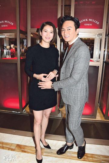 Chilam笑靚靚肥了才引起誤會,還搞笑問靚靚﹕「你是否有咗唔知?」(攝影﹕梁迺楠)張智霖搞笑摸靚靚肚笑說﹕「我一個,她一個,她2個月,我4個月。」(攝影﹕梁迺楠)對於老婆靚靚傳懷孕,張智霖笑說﹕「人逢喜事精神爽,珍珠都無咁真。」(攝影﹕梁迺楠)呂良偉任剪綵嘉賓,有老婆楊小娟相伴。(攝影﹕梁迺楠) Chilam笑靚靚肥了才引起誤會,還搞笑問靚靚﹕「你是否有咗唔知?」(攝影﹕梁迺楠)張智霖搞笑摸靚靚肚笑說﹕「我一個,她一個,她2個月,我4個月。」(攝影﹕梁迺楠)對於老婆靚靚傳懷孕,張智霖笑說﹕「人逢喜事精神爽,珍珠都無咁真。」(攝影﹕梁迺楠)呂良偉任剪綵嘉賓,有老婆楊小娟相伴。(攝影﹕梁迺楠)