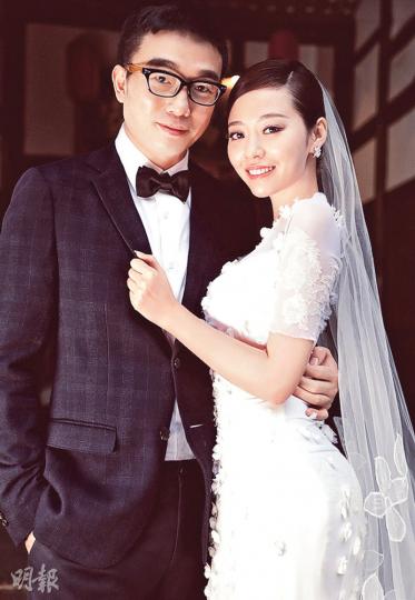 張靚穎與未婚夫馮軻將於11月9日在意大利舉行婚禮。(微博圖片)張靚穎與未婚夫馮軻的另類結婚照很搞笑。(微博圖片) 張靚穎與未婚夫馮軻將於11月9日在意大利舉行婚禮。(微博圖片)張靚穎與未婚夫馮軻的另類結婚照很搞笑。(微博圖片)