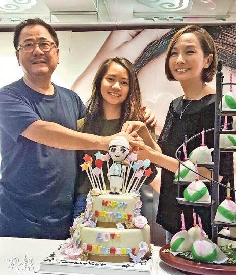 毛舜筠(右起)跟細女及老公一齊切生日蛋糕,甜入心。(微博圖片)毛舜筠完成《八時入席》拍攝,便實踐修讀藍帶廚師課程的心願。(微博圖片) 毛舜筠(右起)跟細女及老公一齊切生日蛋糕,甜入心。(微博圖片)毛舜筠完成《八時入席》拍攝,便實踐修讀藍帶廚師課程的心願。(微博圖片)