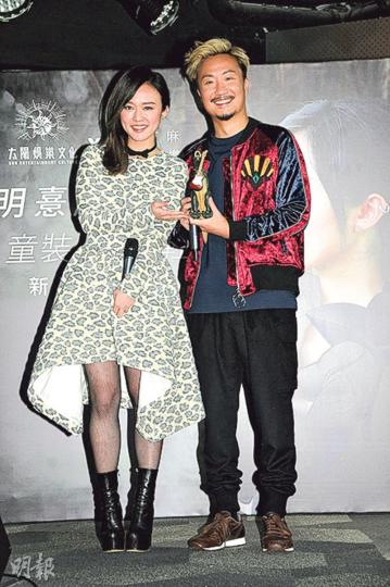 陳少琪女兒陳明憙昨日舉行新碟發布會,鄭中基到場支持,兩人還合唱一曲《星光伴我心》。(攝影﹕孫華中) 陳少琪女兒陳明憙昨日舉行新碟發布會,鄭中基到場支持,兩人還合唱一曲《星光伴我心》。(攝影﹕孫華中)