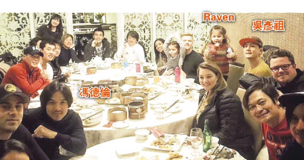吳彥祖3歲半囡囡Raven站在爸爸旁邊的椅子上,一頭鬈曲長髮,吃東西表情好可愛,網民大讚是一個小美女。(微博圖片) 吳彥祖3歲半囡囡Raven站在爸爸旁邊的椅子上,一頭鬈曲長髮,吃東西表情好可愛,網民大讚是一個小美女。(微博圖片)