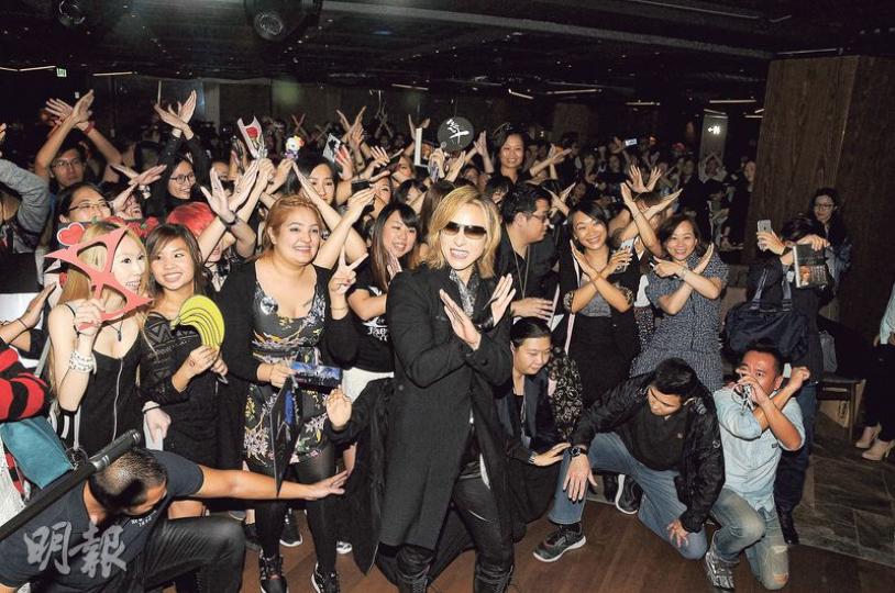 Yoshiki稱多年前X Japan首個海外演出是在香港,今次演奏會的首場海外演出亦是在香港,稱跟香港緣分很深。(攝影﹕孫華中)Yoshiki親民地接過粉絲的禮物。(攝影﹕孫華中)Yoshiki見工作人員遞上香檳即表現興奮。(攝影﹕孫華中)Yoshiki預祝生日。(攝影﹕孫華中)Yoshiki要求很高,彈琴前先試音,還請工作人員為他安排兩支咪收音。(攝影﹕孫華中) Yoshiki稱多年前X Japan首個海外演出是在香港,今次演奏會的首場海外演出亦是在香港,稱跟香港緣分很深。(攝影﹕孫華中)Yoshiki親民地接過粉絲的禮物。(攝影﹕孫華中)Yoshiki見工作人員遞上香檳即表現興奮。(攝影﹕孫華中)Yoshiki預祝生日。(攝影﹕孫華中)Yoshiki要求很高,彈琴前先試音,還請工作人員為他安排兩支咪收音。(攝影﹕孫華中)