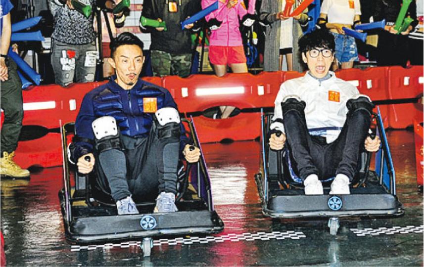 張繼聰(左)、陸永等玩室內電動車場比賽,結果張繼聰出茅招取勝,被封「無賴聰」。(攝影鎅O者﹕陳釗) 陳煒與鄧佩儀本月生日,劇組特別送上生日蛋糕為二人慶生。(攝影鎅O者﹕陳釗) 陳煒(左)與劉佩玥(右)投入玩鬥車。(攝影鎅O者﹕陳釗) 張繼聰(左)、陸永等玩室內電動車場比賽,結果張繼聰出茅招取勝,被封「無賴聰」。(攝影鎅O者﹕陳釗) 陳煒與鄧佩儀本月生日,劇組特別送上生日蛋糕為二人慶生。(攝影鎅O者﹕陳釗) 陳煒(左)與劉佩玥(右)投入玩鬥車。(攝影鎅O者﹕陳釗)