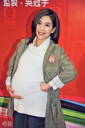 黃智雯在新劇飾演大肚婆,笑言天氣轉涼,假肚可以保暖。(攝影鎅O者﹕陳釗) 黃心穎跟C君新劇演一對,坦言不介意跟對方拍咀嘴戲。(攝影鎅O者﹕陳釗) 麥嘉倫下巴腫起。(攝影鎅O者﹕陳釗) 黃智雯在新劇飾演大肚婆,笑言天氣轉涼,假肚可以保暖。(攝影鎅O者﹕陳釗) 黃心穎跟C君新劇演一對,坦言不介意跟對方拍咀嘴戲。(攝影鎅O者﹕陳釗) 麥嘉倫下巴腫起。(攝影鎅O者﹕陳釗)