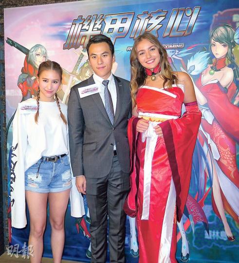 何猷啟(中)創業推出手機遊戲,感動獲外籍女友Angelika(右)及家姐何超蓮(左)支持。(攝影鎅O者:林蘊兒) 方力申(攝影鎅O者:林蘊兒) 何猷啟(中)創業推出手機遊戲,感動獲外籍女友Angelika(右)及家姐何超蓮(左)支持。(攝影鎅O者:林蘊兒) 方力申(攝影鎅O者:林蘊兒)