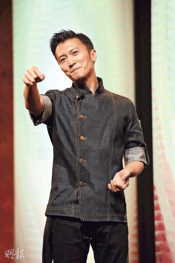 謝霆鋒在台上吐透心聲,與家人因煮餸令關係也變得親密。(攝影:楊安莉、鍾偉茵) 霆鋒負責主理的西班牙凍湯名為「秋天的甜酸苦辣」。(攝影:楊安莉、鍾偉茵) 謝霆鋒獲頒「米芝蓮之友」獎座。(攝影:楊安莉、鍾偉茵) 拉姑聽到霆鋒一番話感動落淚。(攝影:楊安莉、鍾偉茵) 拉姑與丈夫結伴出席星級晚宴為捧霆鋒場。(攝影:楊安莉、鍾偉茵) 謝霆鋒在台上吐透心聲,與家人因煮餸令關係也變得親密。(攝影:楊安莉、鍾偉茵) 霆鋒負責主理的西班牙凍湯名為「秋天的甜酸苦辣」。(攝影:楊安莉、鍾偉茵) 謝霆鋒獲頒「米芝蓮之友」獎座。(攝影:楊安莉、鍾偉茵) 拉姑聽到霆鋒一番話感動落淚。(攝影:楊安莉、鍾偉茵) 拉姑與丈夫結伴出席星級晚宴為捧霆鋒場。(攝影:楊安莉、鍾偉茵)