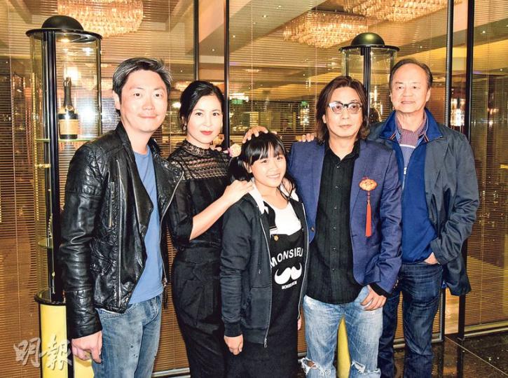 李思捷(左一)、蘇玉華(左二)、林敏驄(右二)、狄龍(右一)與小演員於新片合作愉快。(攝影鎅O者:鍾一虹) 李思捷(左一)、蘇玉華(左二)、林敏驄(右二)、狄龍(右一)與小演員於新片合作愉快。(攝影鎅O者:鍾一虹)