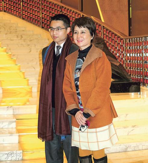 何猷亨做乖仔陪媽咪四太出席「澳博慈善拍賣晚宴」。(攝影鎅O者:林蘊兒) 何猷君(攝影鎅O者:林蘊兒) 何猷亨做乖仔陪媽咪四太出席「澳博慈善拍賣晚宴」。(攝影鎅O者:林蘊兒) 何猷君(攝影鎅O者:林蘊兒)
